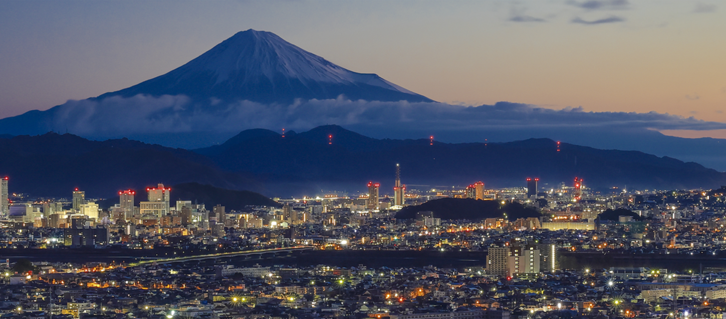 静市からた光り始めた夜景と富士山の写真