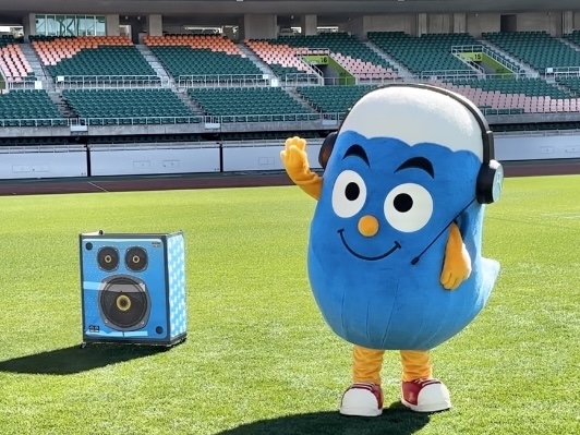 ヘッドセットをつけたふじっぴ`とおしゃべりスピ`カ`