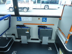 写真:バス車内車いす用スペース