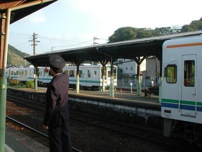 写真:天竜浜名湖鉄道の駅出発合図
