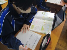 写真：Y料から情螭蛘_にiみ取っている子