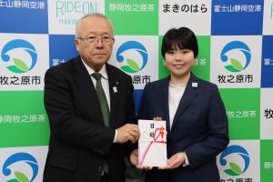 「静岡まきのはら大使」の加藤桃子女流棋士が災害義援金を贈呈しました